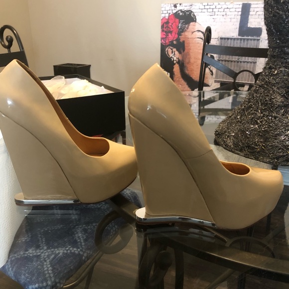 L.A.M.B. Beige Patent Leather Wedge Heels - Picture 5 of 6